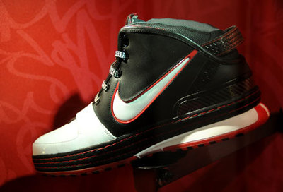 组图:詹姆斯体验中心开幕 豪华内饰惹火包房