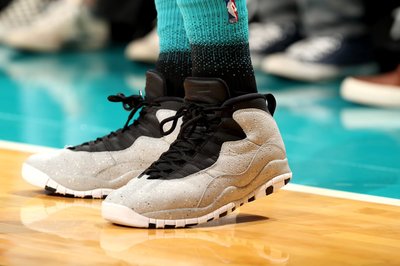 今日上脚球鞋一览:沃克脚踏AJ10水泥配色