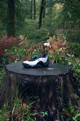 Oakley 球鞋强势回归,背后的「创意工厂」功不可没